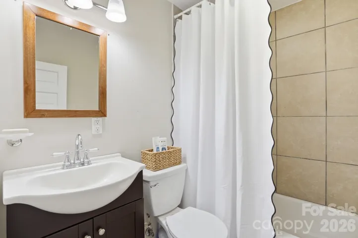 En suite guest bathroom