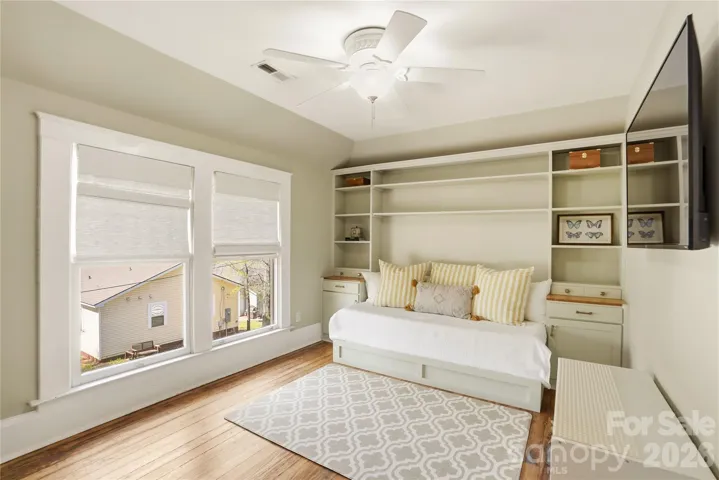 Guest bedroom #2 - Custom built-in shelving
