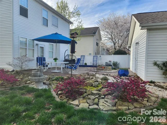 Patio - zero landscaping with rocks