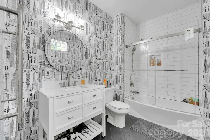 Upstairs Full Bathroom
