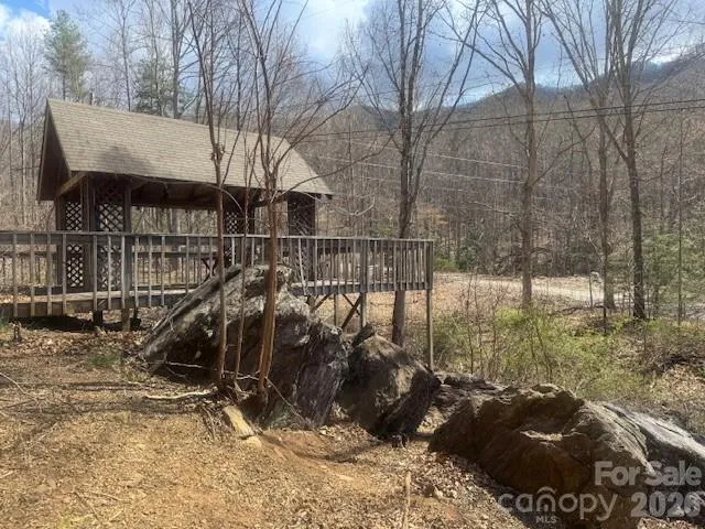 Gazebo on 3 acres.Parcel ID# 072700568053000