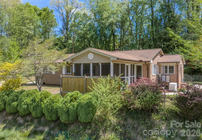 Welcome to 176 Sunny St. A remarkabe 3/2 with 2nd kitchen in the  lower level.