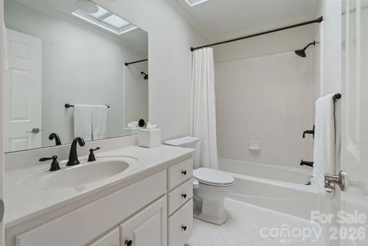 Guest ensuite bathroom.
