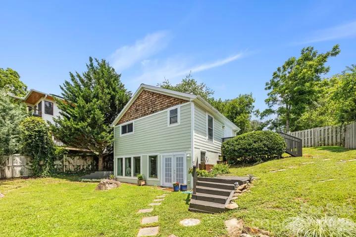 Beautiful home with Spacious and Private Fully Fenced Yard!