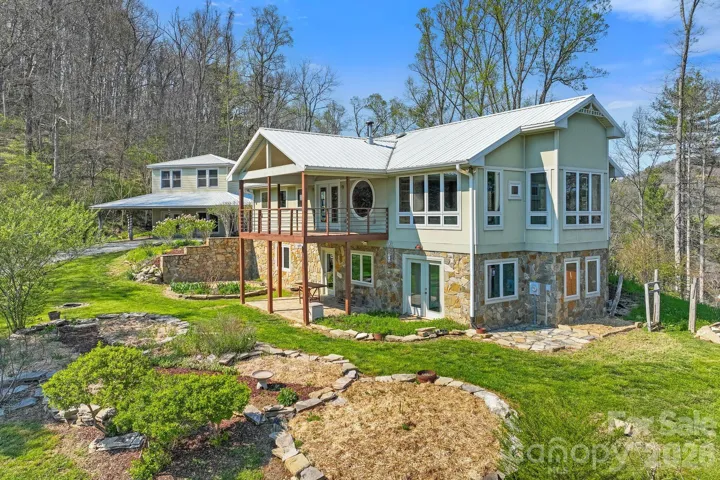 Welcome to 310 Burr Ridge in Marshall @ twilight!