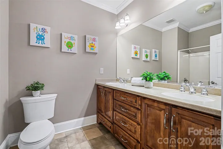 Secondary full bathroom