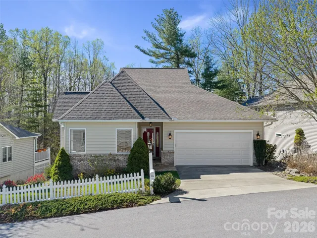 Lovely Home in a great setting in Carriage Park! Fantastic winter mountain views at this property