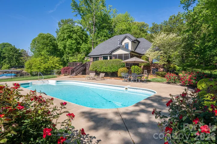 Paradise at home! Lake and pool to enjoy!