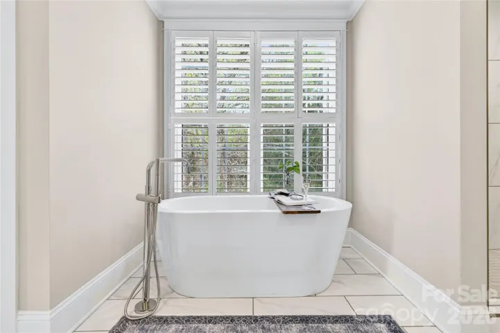 Free-Standing Soaking Tub