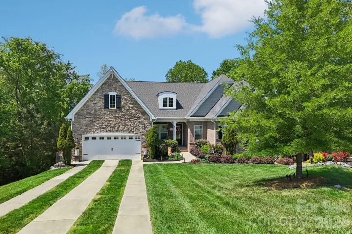 Long driveway - spacious front and side yards
