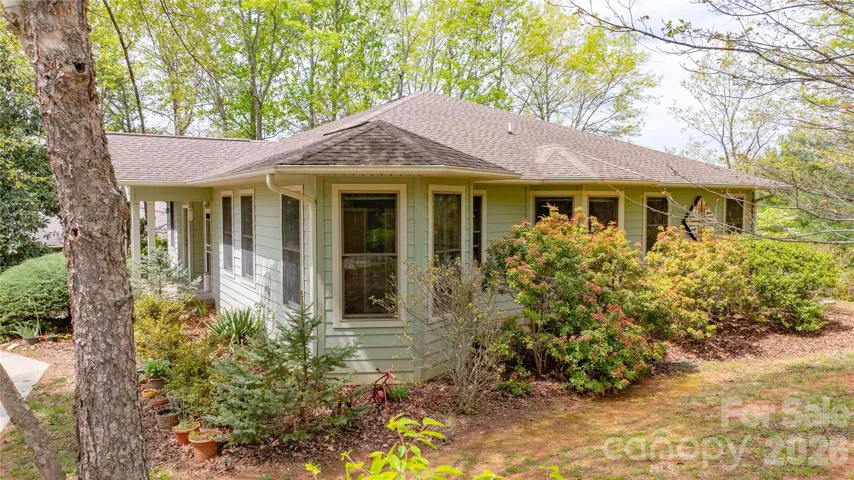 Wonderful bay windows in both bedroom suites enhancing natural light