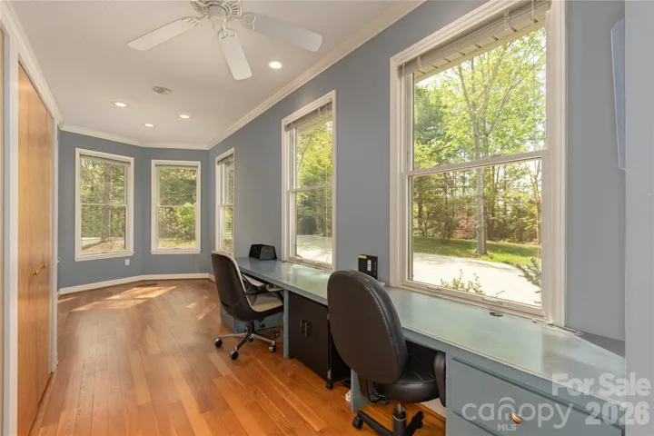 Office room w/ built in shelves and desk adjoining the primary swuite