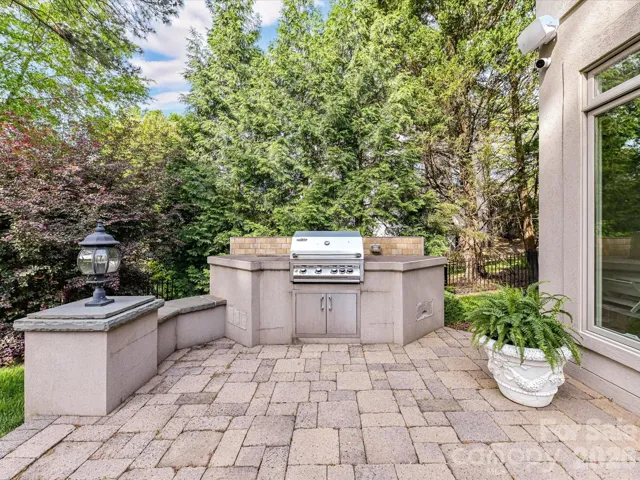 Outdoor grilling station