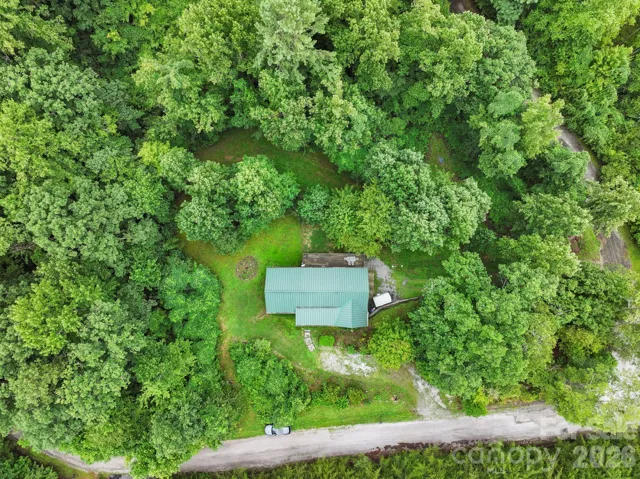 Bird’s-eye view of the property offering privacy, natural beauty, and a tranquil mountain environment.