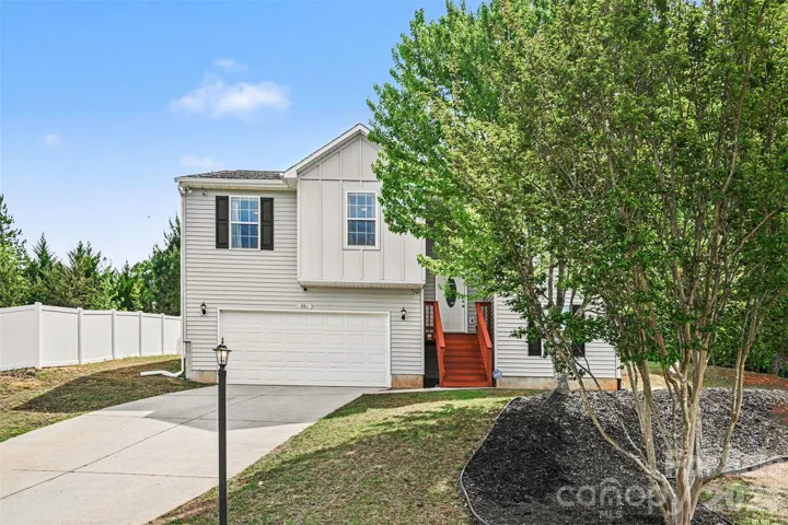 Cul-de-sac lot with wide driveway