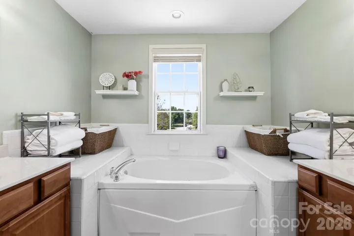 Working jacuzzi tub for a relaxing night