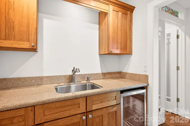 Kitchenette on the mid level living room. 