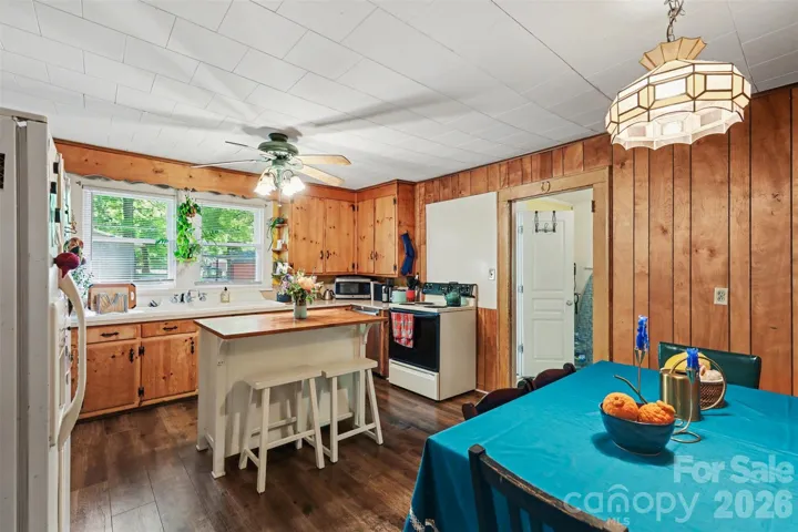 Kitchen with Island with breakfast area
