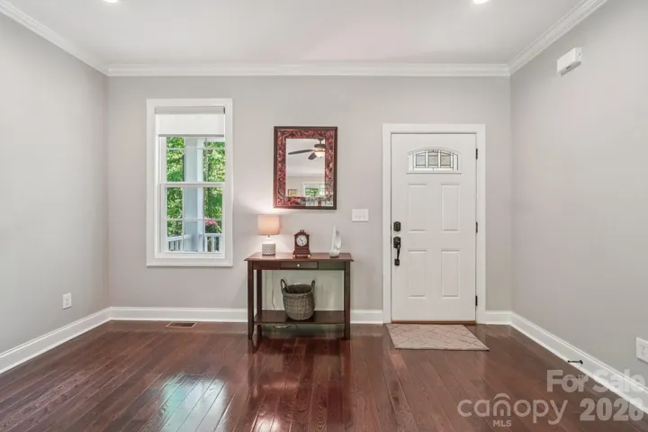 Neutral paint throughout