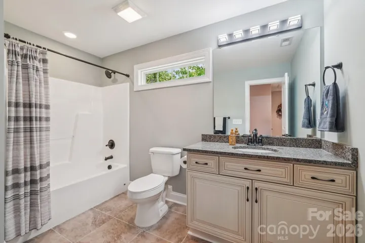 Full hall bath 
