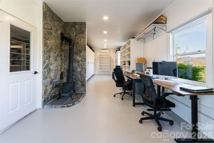 Detached  garage/office