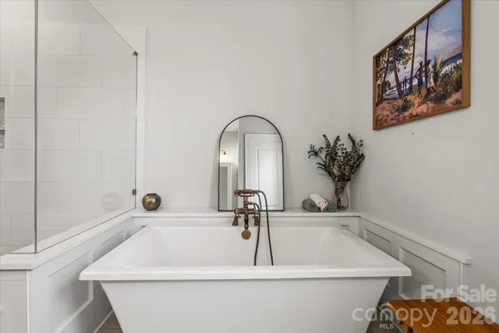 Sneak peek of the en suite... there's much more to see!