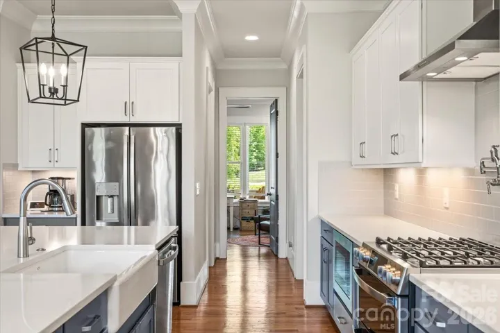 Move easily from the kitchen straight through to the dining room... with the walk-in pantry and drop zone tucked right in between. A layout that just works.
