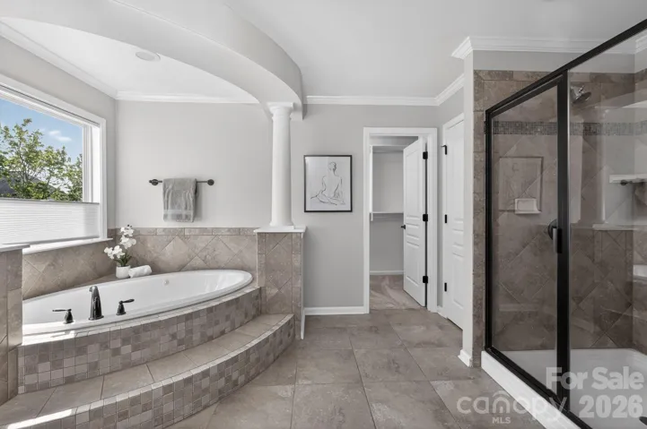 Large primary bath w/jacuzzi tub