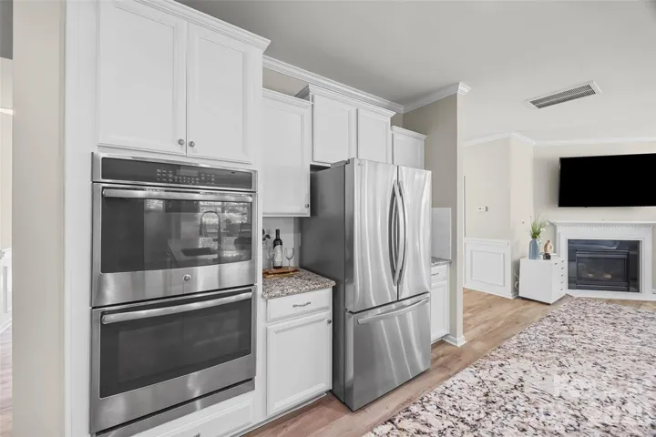 Chef's kitchen w/ SS appliances, granite countertops, double ovens, gas cooktop large island and walk in pantry