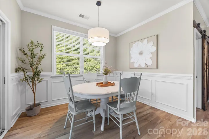 Breakfast nook provides even more seating!