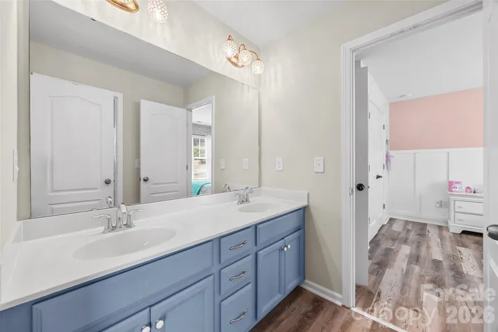 Jack and Jill bathroom between Bedroom #4 and #5