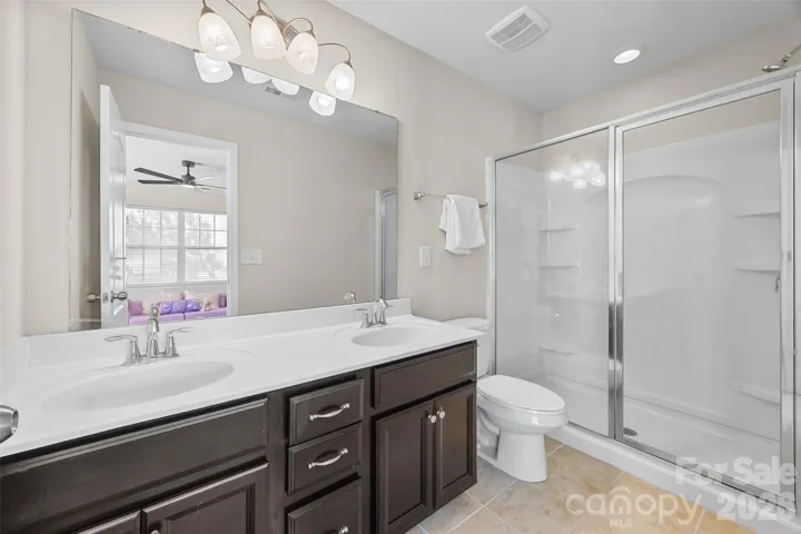 En-suite bathroom in Bedroom #6