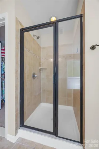 Primary en-suite bathroom w/ double vanities, large garden tub and stall shower