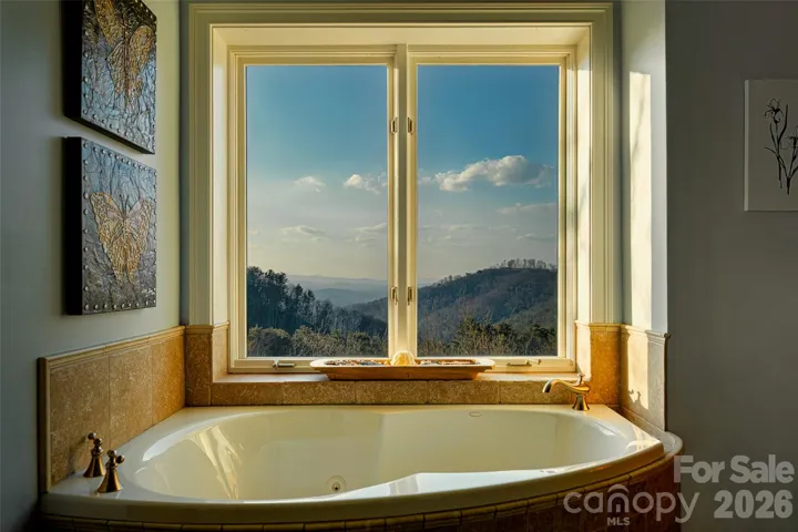 En suite primary bathroom