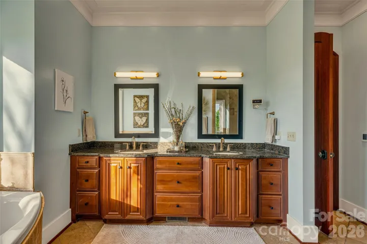 En suite primary bathroom