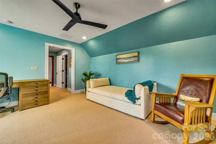 Upper en suite bedroom 3/ office