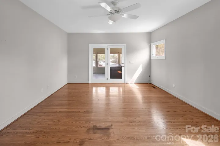 Primary Bedroom w/ En-Suite Bathroom