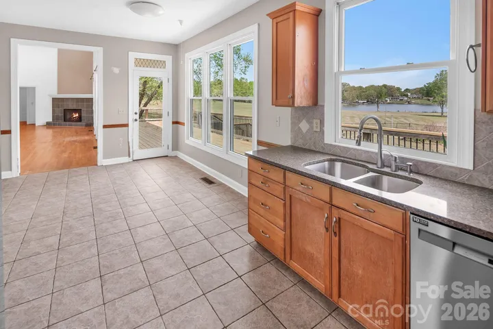 Kitchen & Dining Area