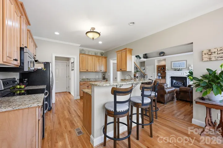 Kitchen with Breakfast Bar