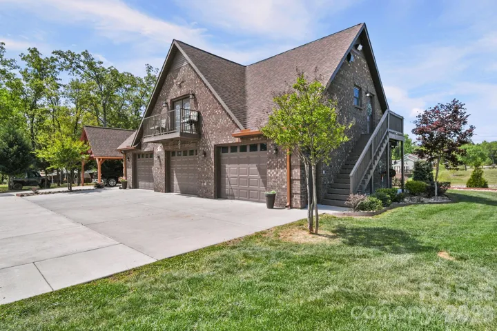 Detached Garage with upper living 1/4's. (Chair lift on inside access)