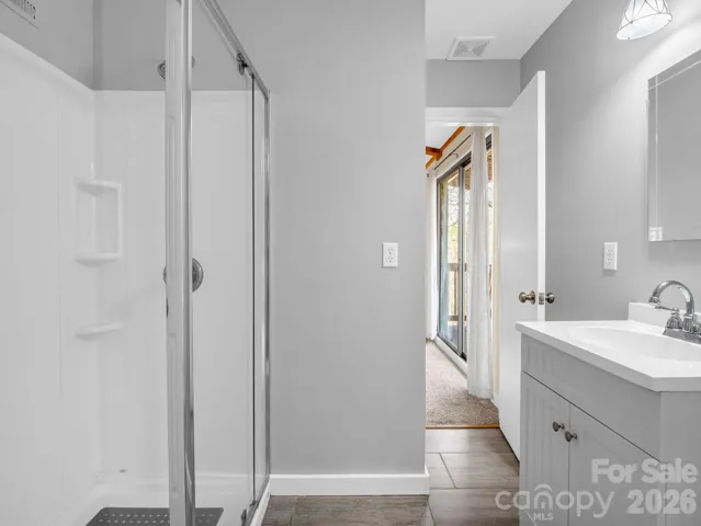 Upper Level Full Bath