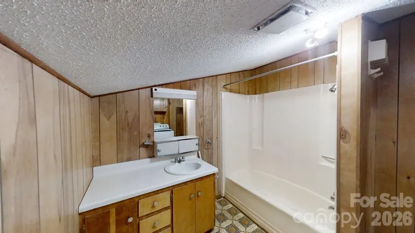 Apartment Full Bathroom