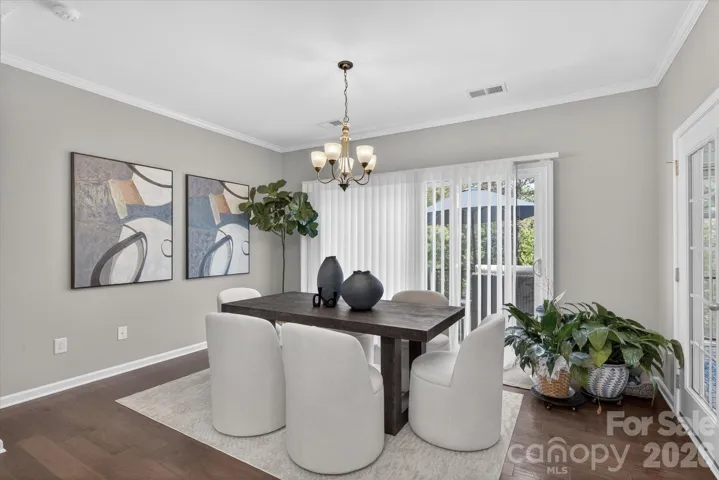 Sunny Eat -in Kitchen