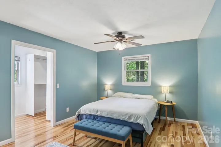Primary bedroom w/ ensuite bath and walk in closet