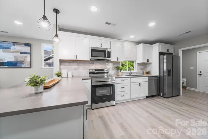 Modern kitchen with nice finishes and appliances