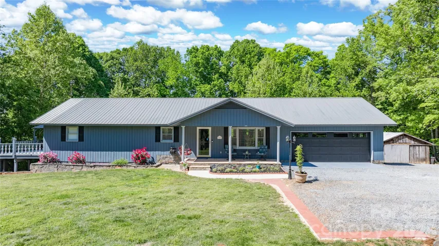 Front of home with 2 car garage