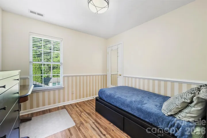 Guest Bedroom 4 upstairs 