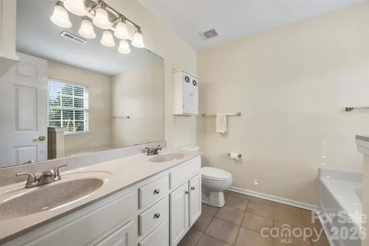 Ensuite Primary Bathroom, dual sinks