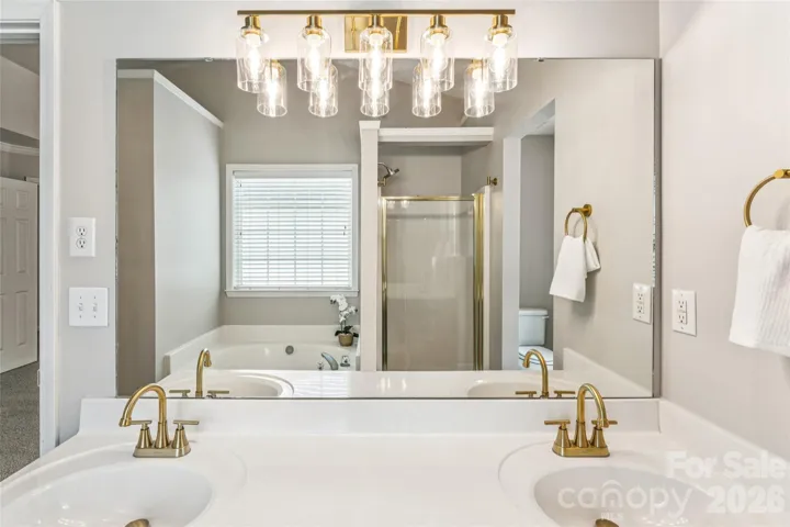 Double sinks in primary bathroom