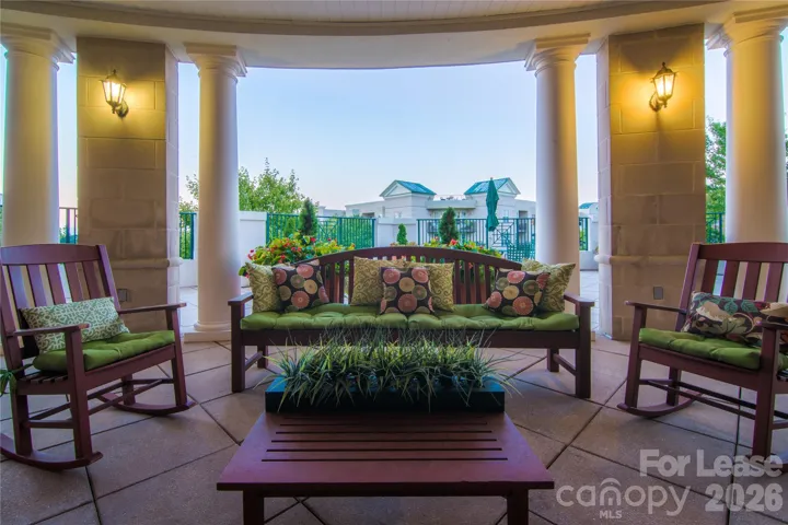 Relax & Enjoy Beautiful Views Of The Charlotte Skyline!